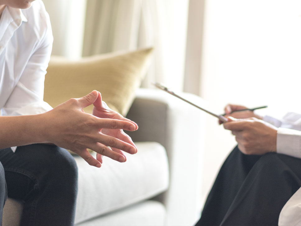 Ärztin und Patient in einer Psychotherapie-Sitzung 